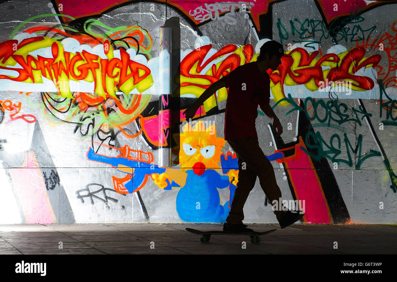 Uno skateboarder utilizza lo skate Park nell'undercroft del South Bank Center, nel centro di Londra. Foto Stock