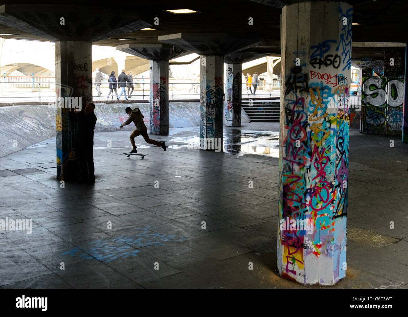 Vista generale dello skate Park nell'undercroft del South Bank Center, nel centro di Londra. Foto Stock