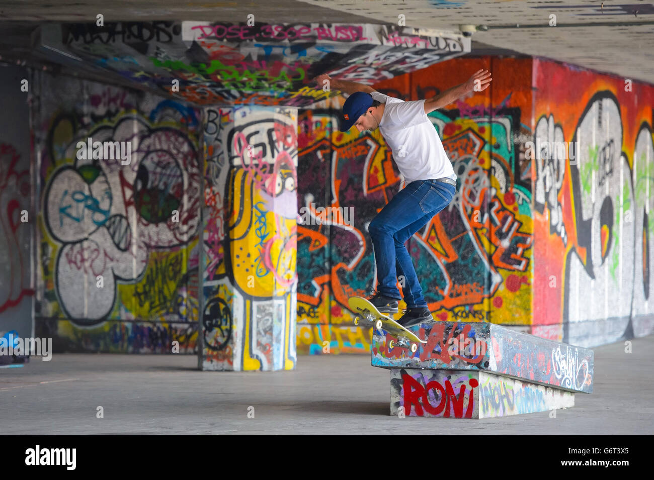 Uno skateboarder utilizza lo skate Park nell'undercroft del South Bank Center, nel centro di Londra. Foto Stock