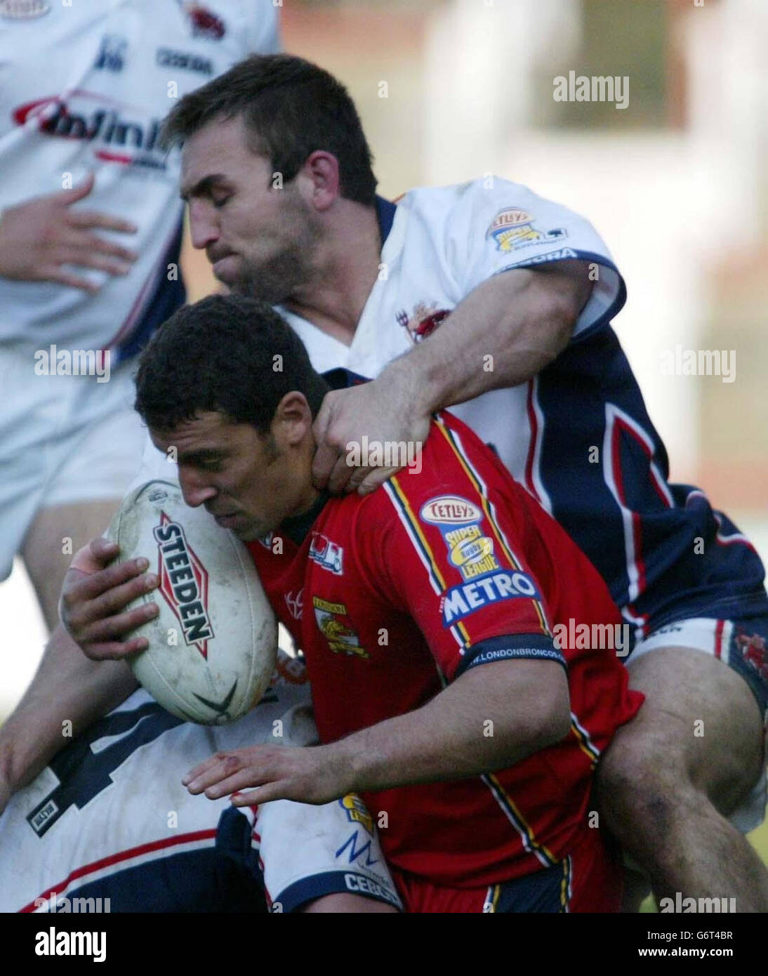 Lo Scott Naylor di Salford City (in alto) affronta Paul Sykes (in basso) di London Bronco durante il quarto round della Powergen Cup a Griffin Park, Londra. Foto Stock