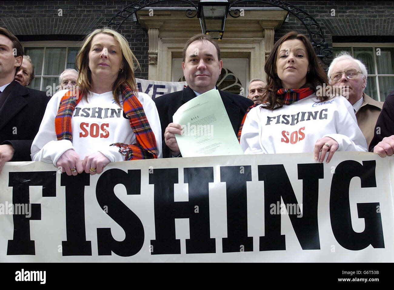 Le mogli dei pescatori Morag Ritchie (a sinistra) e Carol MacDonald si levano in piedi con il parlamentare del Partito Nazionale Scozzese per Banff e Buchan, Alex Salmond prima di passare una lettera al numero 10 di Downing Street, Londra, chiedendo cambiamenti nell'accordo del Consiglio della pesca dello scorso dicembre a Bruxelles. Il progetto di legge sulla giurisdizione in materia di pesca proposto dall'onorevole Salmond, che presenterà domani alla Camera dei Comuni, ritirerà il Regno Unito dalla politica comune della pesca dell'UE e trasferirà poteri in materia di pesca al Parlamento scozzese, al Parlamento di Westminster, all'Assemblea gallese e all'Assemblea dell'Irlanda del Nord. Foto Stock