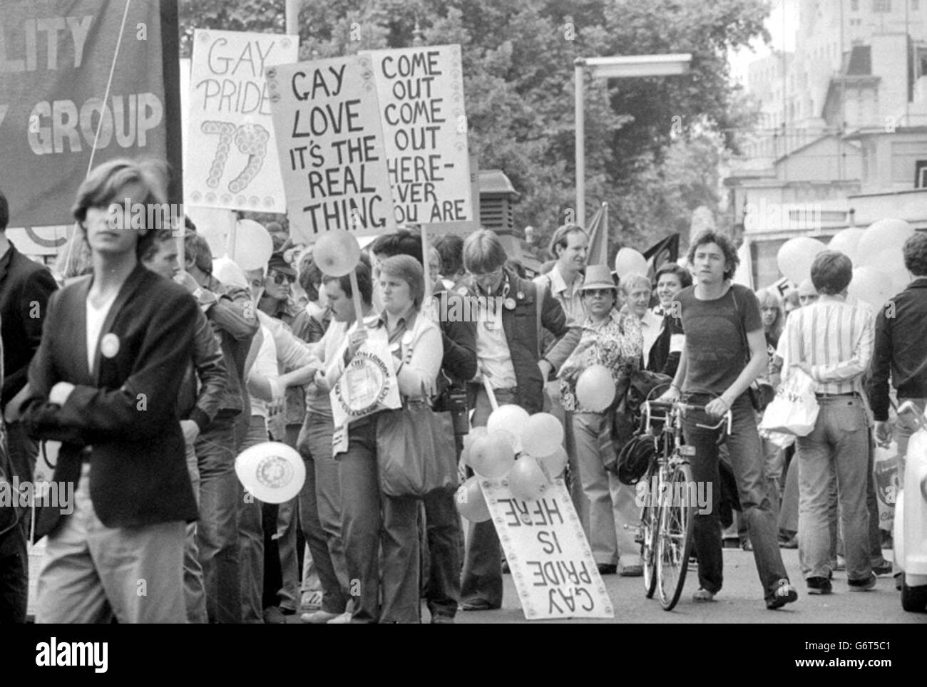 Le celebrazioni gay a Londra come tifosi prendono parte ad un carnevale alla fine della settimana Internazionale gay Pride, un evento che segna il decimo anniversario delle rivolte di Stonewall a New York, e con loro la nascita del movimento di Liberazione gay. Foto Stock