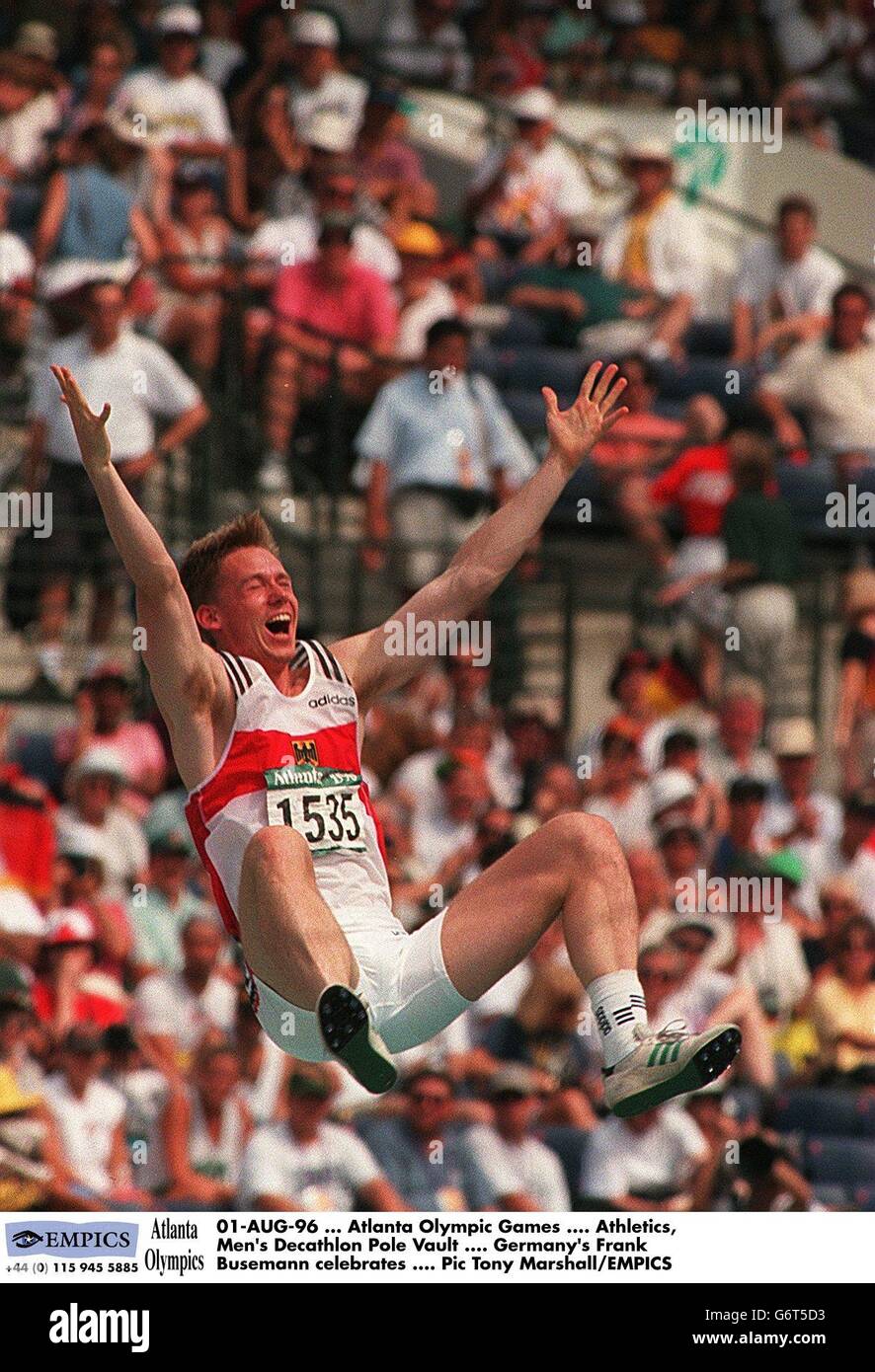 01 AGOSTO 96. Giochi Olimpici di Atlanta. Atletica, da uomo Decathlon Pole Vault. Frank Busemann celebra la Germania Foto Stock