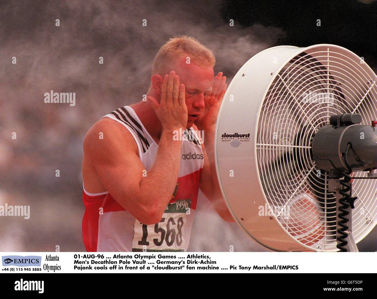 01-AGO-96, Atlanta Olympic Games, Athletics, uomo Decathlon Pole Vault,  tedesco Dirk-Achim Pajonk si raffredda di fronte a una ventola Cloudburst  macchina Foto stock - Alamy