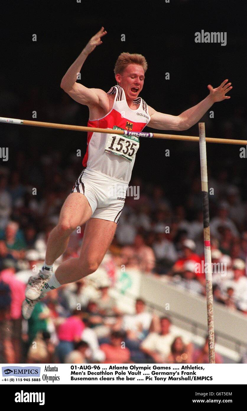 I Giochi olimpici di Atlanta .... Atletica, Uomini Decathlon Pole Vault Foto Stock
