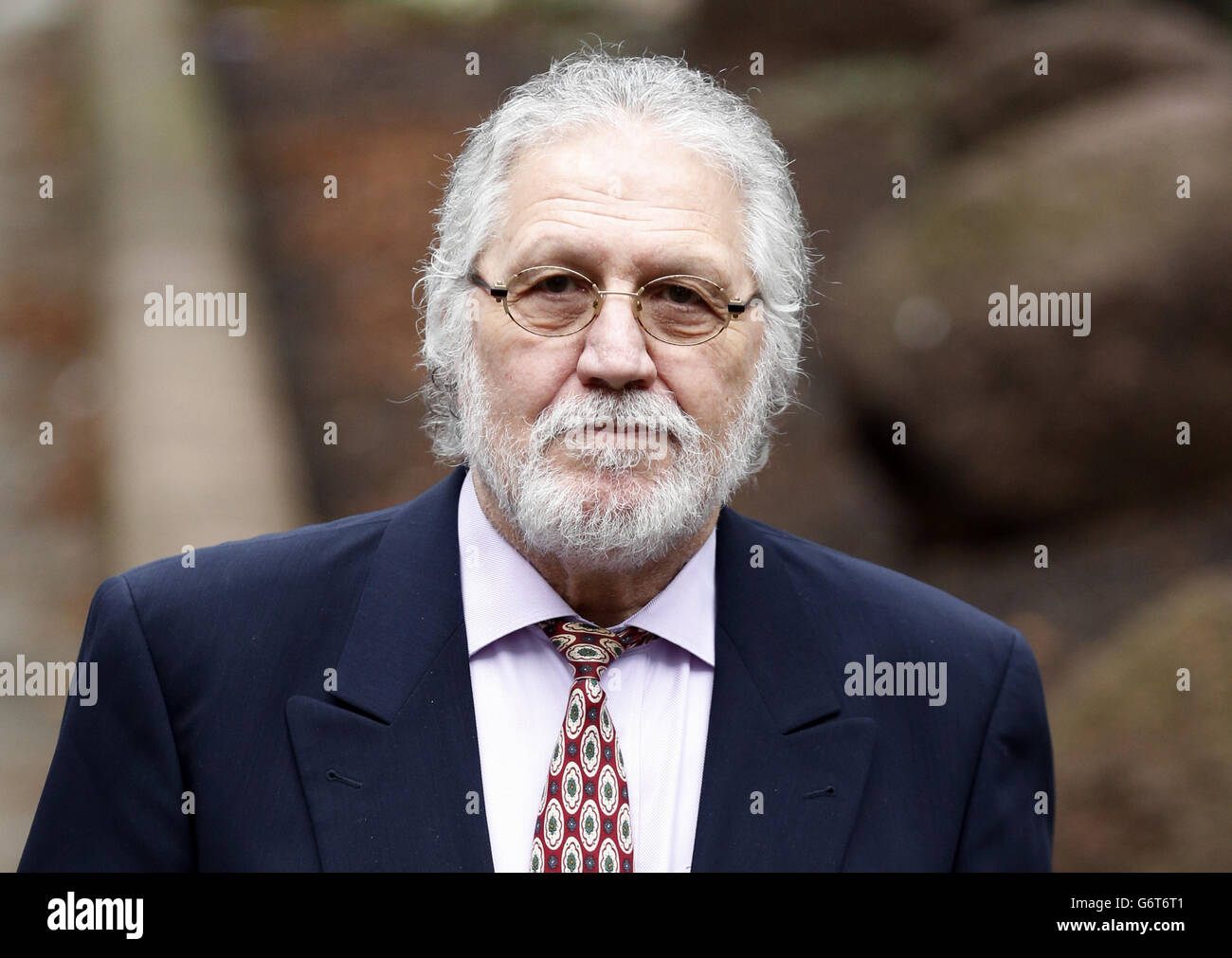 L'ex fantino Dave Lee Travis arriva al Southwark Crown Court di Londra mentre la giuria nel suo processo continua a considerare i loro verdetti. Foto Stock