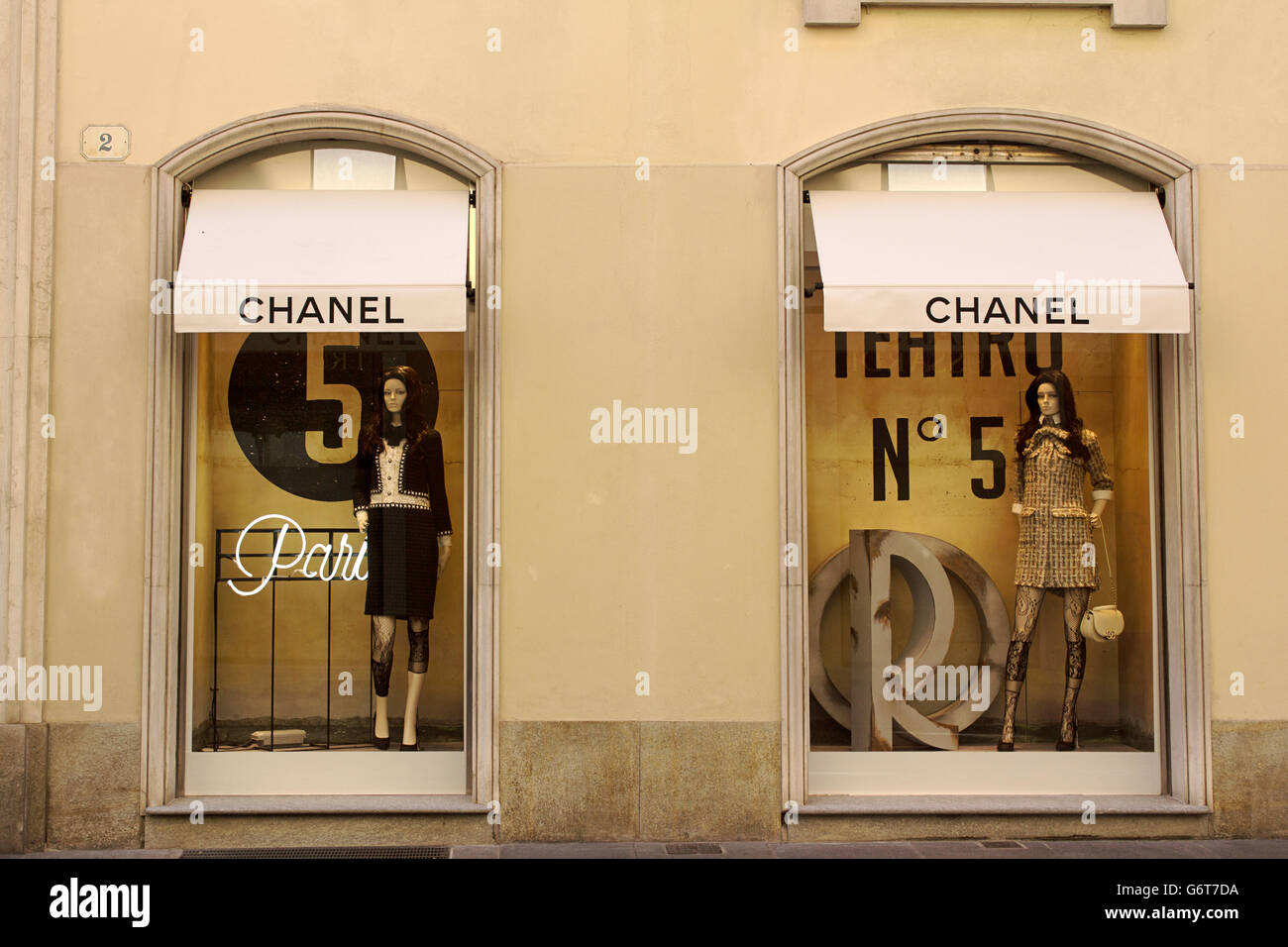 Chanel donne lusso di alta moda e accessori carrello windows a Torino fashion avenue, Via Lagrange Foto stock - Alamy