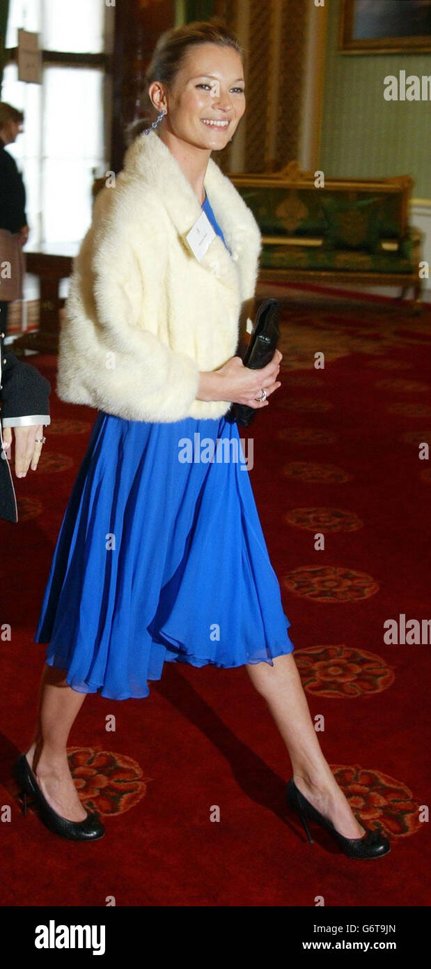 Modello Kate Moss, alla reception tenuta a Buckingham Palace, dove celebrità, scrittori, star dello sport, accademici e grandi volantini d'affari erano tra le molte donne realizzatrici che sono state salutate dalla famiglia reale. Foto Stock