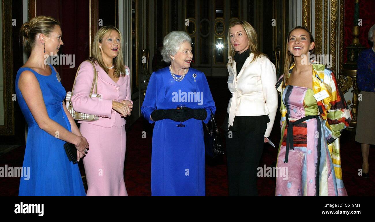 Le donne incontrano Achievers Queen Elizabeth II a Buckingham Palace Foto Stock