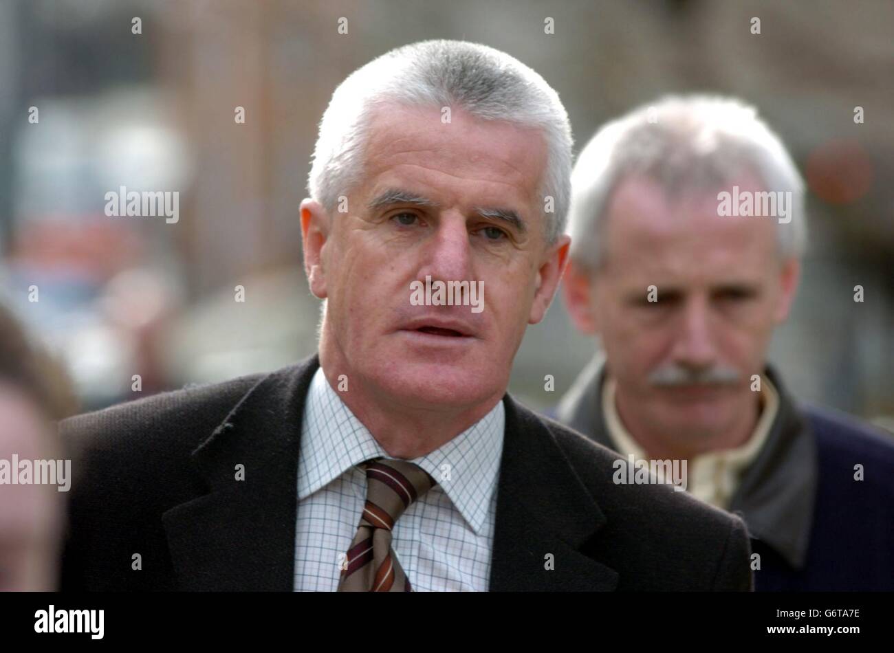 Denis Murphy, il padre dello studente di 18 anni, Brian Murphy - morto dopo essere stato calciato e picchiato a morte dopo una notte di studenti al Club Anabel nel Burlington Hotel, Dublino, il 31 agosto 2000 - arrivato al Tribunale penale centrale di Dublino, Dublino, Irlanda, lunedì 15 marzo 2004. Dermot Laide, 22 anni, è stato condannato a quattro anni per la macellazione e altri due anni per i disordini violenti, per correre contemporaneamente. Il co-accusato Sean Mackey, 23 anni, è stato incarcerato per due anni e Desmond Ryan, 23, per nove mesi, entrambi per disordine violento. Foto Stock