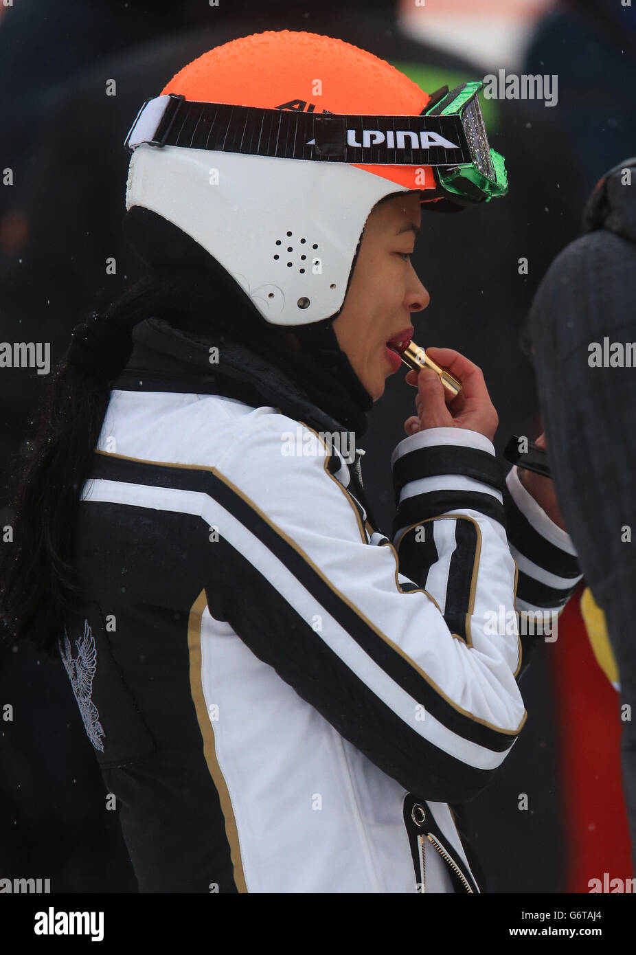 La violinista Vanessa Mae sciando sotto il nome Vanessa Vanakorn e rappresentando la Thailandia nella Ladies' Giant Slalom Run 2 applica i suoi momenti di bastone dopo aver terminato la corsa al Centro Alpino Rosa Khutor durante i Giochi Olimpici Sochi del 2014 a Krasnaya Polyana, Russia. Foto Stock