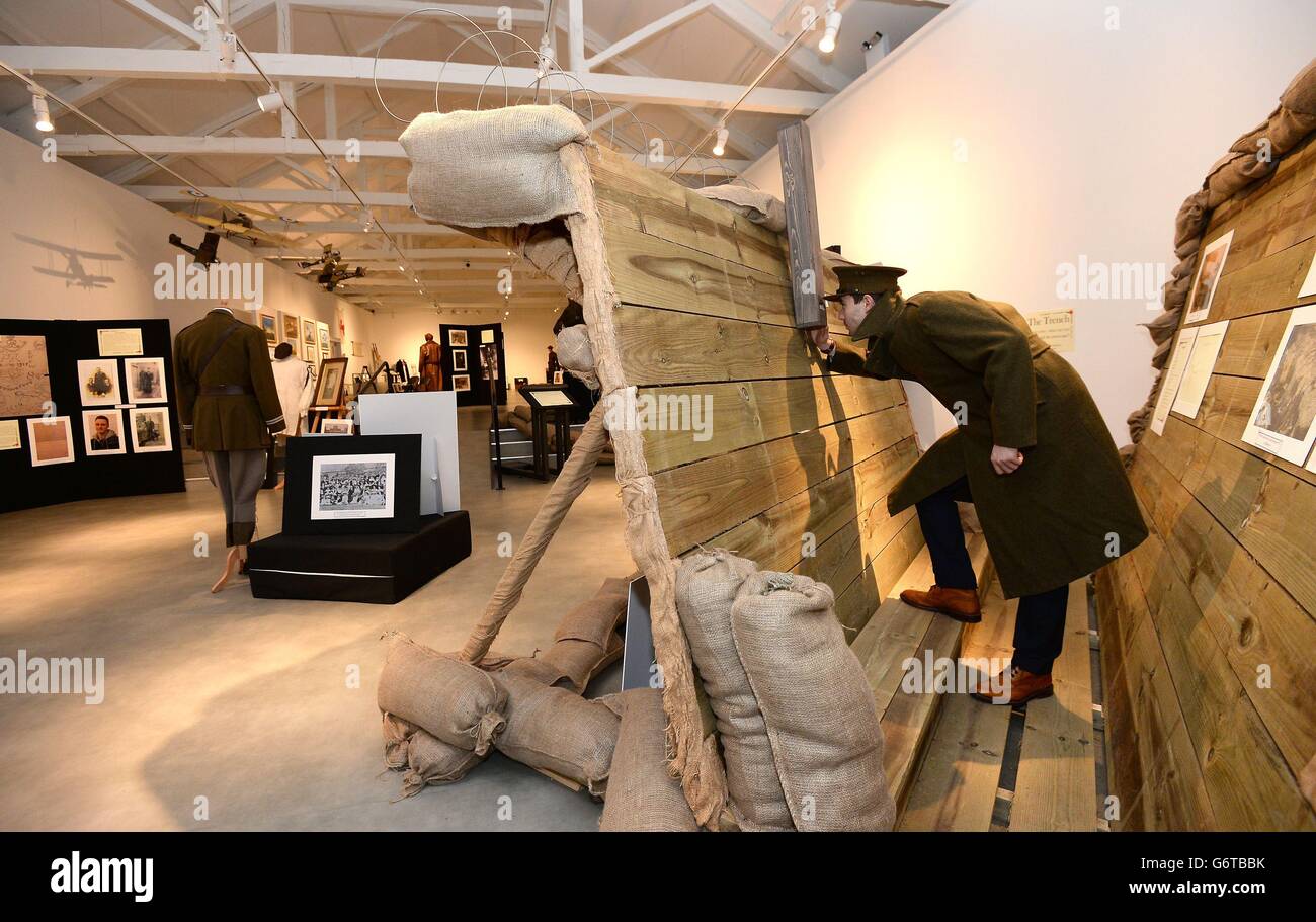 Un costume d'epoca che indossa un modello guarda attraverso un periscopio in una ricreazione su vasta scala di una trincea della prima guerra mondiale durante un'anteprima per l'esposizione della prima guerra mondiale "UNA grande tenuta alla guerra - Terra, Mare e aria" al Blenheim Palace nell'Oxfordshire. Foto Stock