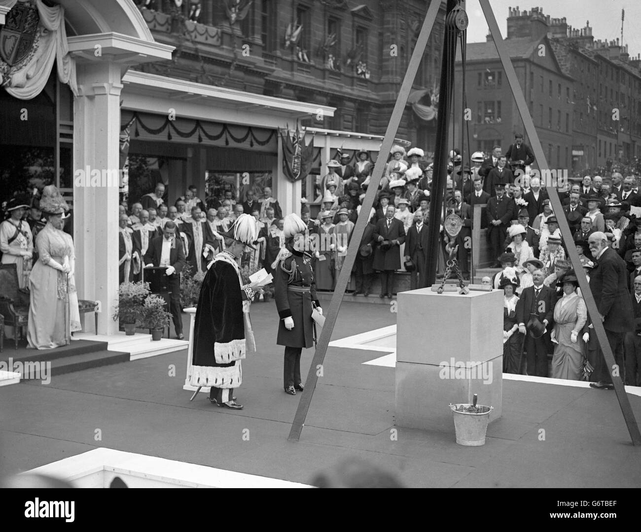 Re George V pone una pietra di fondazione alle Camere della Città di Glasgow. Data esatta sconosciuta. Foto Stock