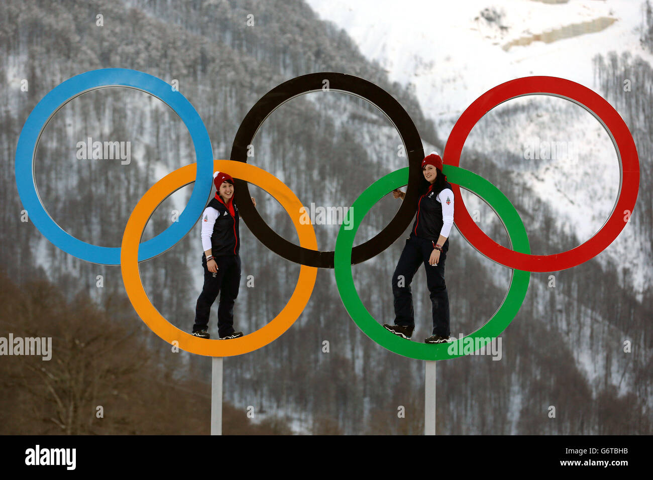 Giochi Olimpici invernali Sochi - attività pre-Giochi - Martedì. Gli atleti della Gran Bretagna Rebekah Wilson (a sinistra) e Paula Walker posano per una fotografia negli anelli olimpici nel villaggio degli atleti. Foto Stock