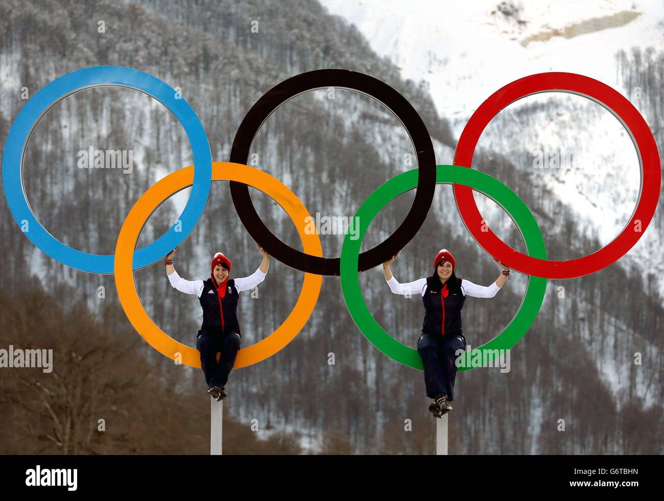 Giochi Olimpici invernali Sochi - attività pre-Giochi - Martedì. Gli atleti della Gran Bretagna Rebekah Wilson (a sinistra) e Paula Walker posano per una fotografia negli anelli olimpici nel villaggio degli atleti. Foto Stock