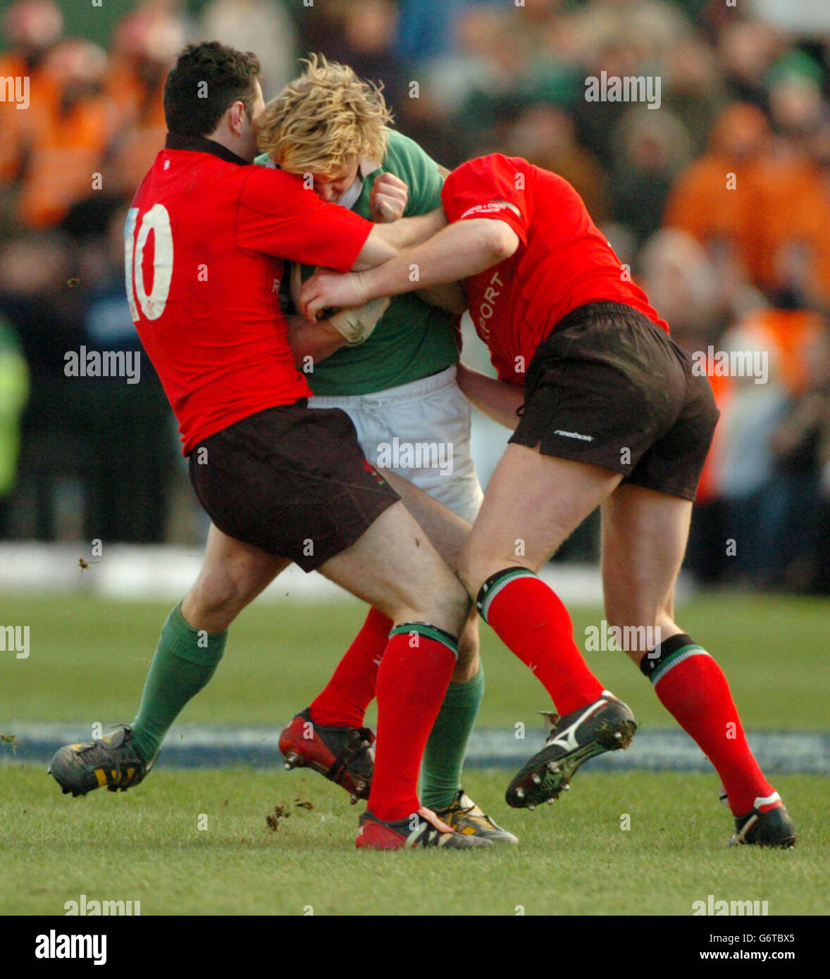 Brian o'Driscoll (al centro) è stato affrontato da Stephen Jones (a sinistra) e Martyn Williams durante la partita delle Nazioni RBS 6 a Lansdowne Road, Dublino. L'Irlanda ha vinto il 36-15. Foto Stock