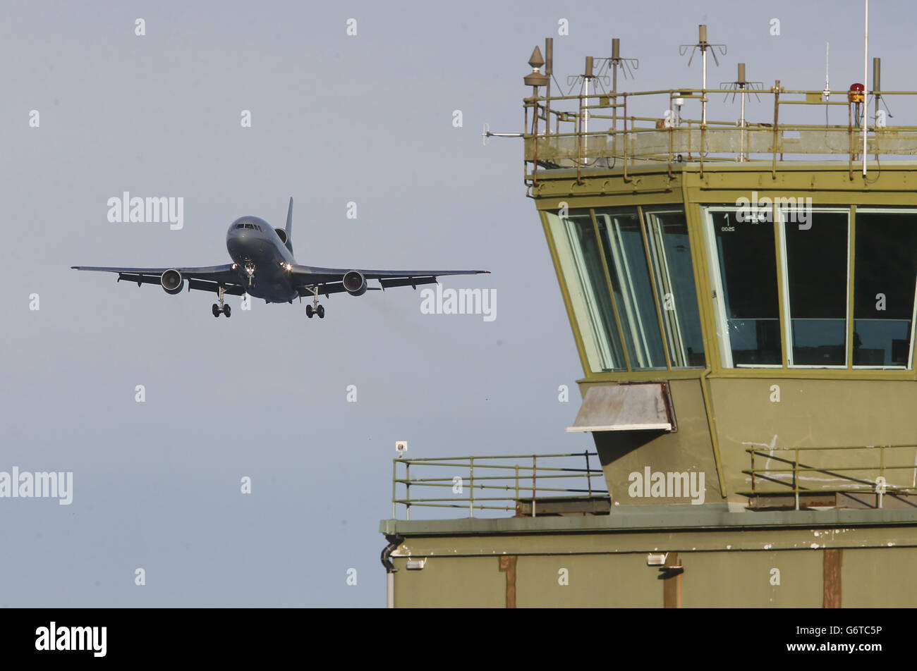 Un aereo TriStar che porta membri di 617 Squadron, i Dambusters, ritorna a RAF Lossiemouth, a Moray, dall'Afghanistan, prima di sciogliersi fino al 2016. PREMERE ASSOCIAZIONE foto. Data immagine: Martedì 4 febbraio 2014. L'unità verrà sciolta il 1° aprile come parte del progetto di tiraggio della forza di Tornado GR4, ma si riformerà nel 2016, prendendo la consegna del ''altamente avanzato'' Lightning II fighter. Lo squadrone partì per l'Afghanistan in ottobre, il suo schieramento finale per fornire ricognizione aerea alle forze di terra a guida afghana. È probabilmente lo squadrone più famoso del RAF, creato Foto Stock