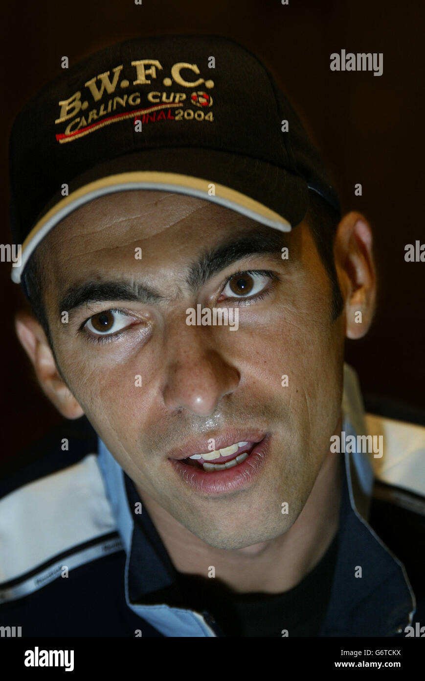 Jouri Djorkaeff, vincitore della Coppa del mondo di Bolton Wanderers, parla ai media in anteprima alla conferenza stampa per la finale di questa domenica della Carling Cup al Millennium Stadium di Cardiff, contro Middlesbrough. Premere Confrence al Reebok Stadium, Bolton. Foto Stock