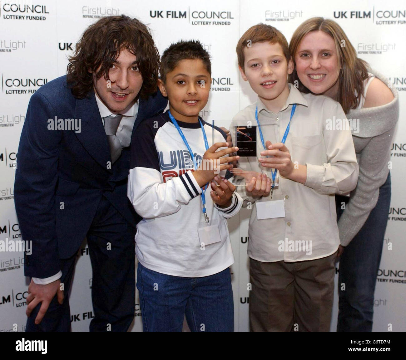 Da sinistra a destra, il presentatore di MTV Alex Zane con Kierenjeet Sanghara e Calum Carey con il loro premio per la migliore animazione e il loro insegnante Stepahnie Brettell dalla Burley St Matthias School di Leeds, durante i primi Light Film Awards all'Odeon Leicester Square di Londra. I premi celebrano i migliori e più ampi esempi di cortometraggi del Regno Unito realizzati da giovani di età compresa tra i 7 e i 18 anni. Foto Stock