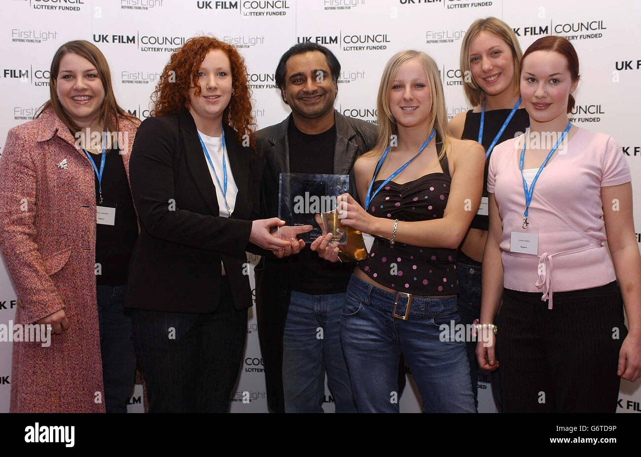 Da sinistra a destra, il presentatore di MTV Alex Zane con Kierenjeet Sanghara e Calum Carey con il loro premio per la migliore animazione e il loro insegnante Stepahnie Brettell dalla Burley St Matthias School di Leeds, durante i primi Light Film Awards all'Odeon Leicester Square di Londra. I premi celebrano i migliori e più ampi esempi di cortometraggi del Regno Unito realizzati da giovani di età compresa tra i 7 e i 18 anni. Foto Stock