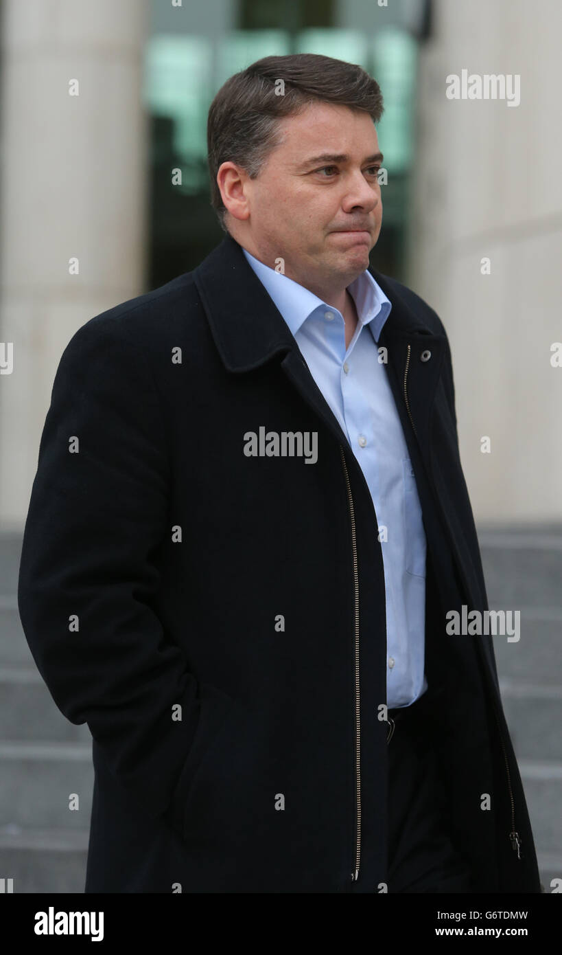 Anglo Irish Bank ex Chief Financial Officer Pat Whelan ha lasciato il suo processo sulle accuse di frode al Circuit Criminal Court di Dublino. PREMERE ASSOCIAZIONE foto. Data foto: Giovedì 6 febbraio 2014. Vedi la storia della Pennsylvania IRISH Anglo. Il credito fotografico deve essere: Niall Carson/PA Wire Foto Stock