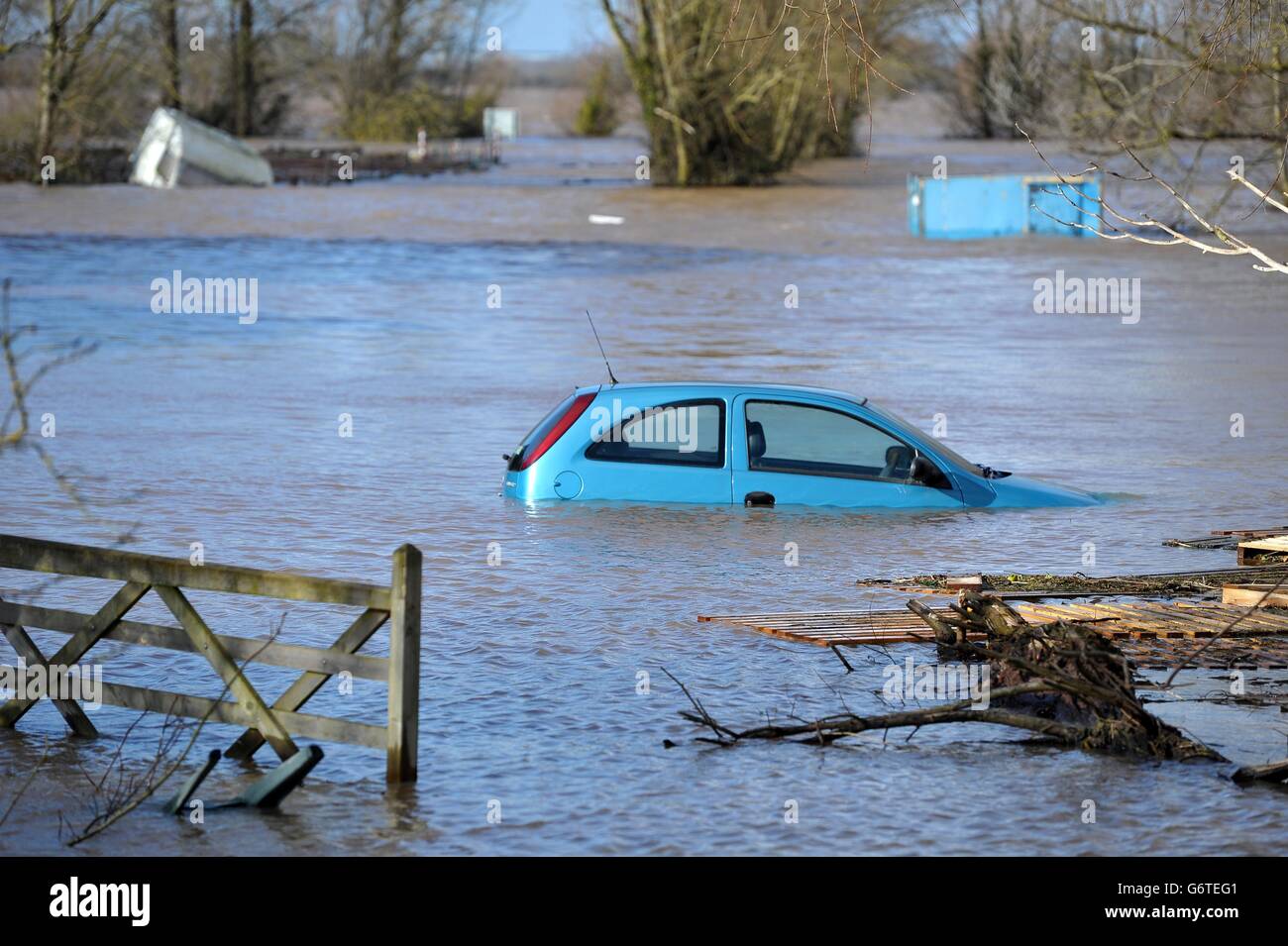 Tempo invernale 9 febbraio. Un'auto in acqua a Burrowbridge, Somerset. Foto Stock