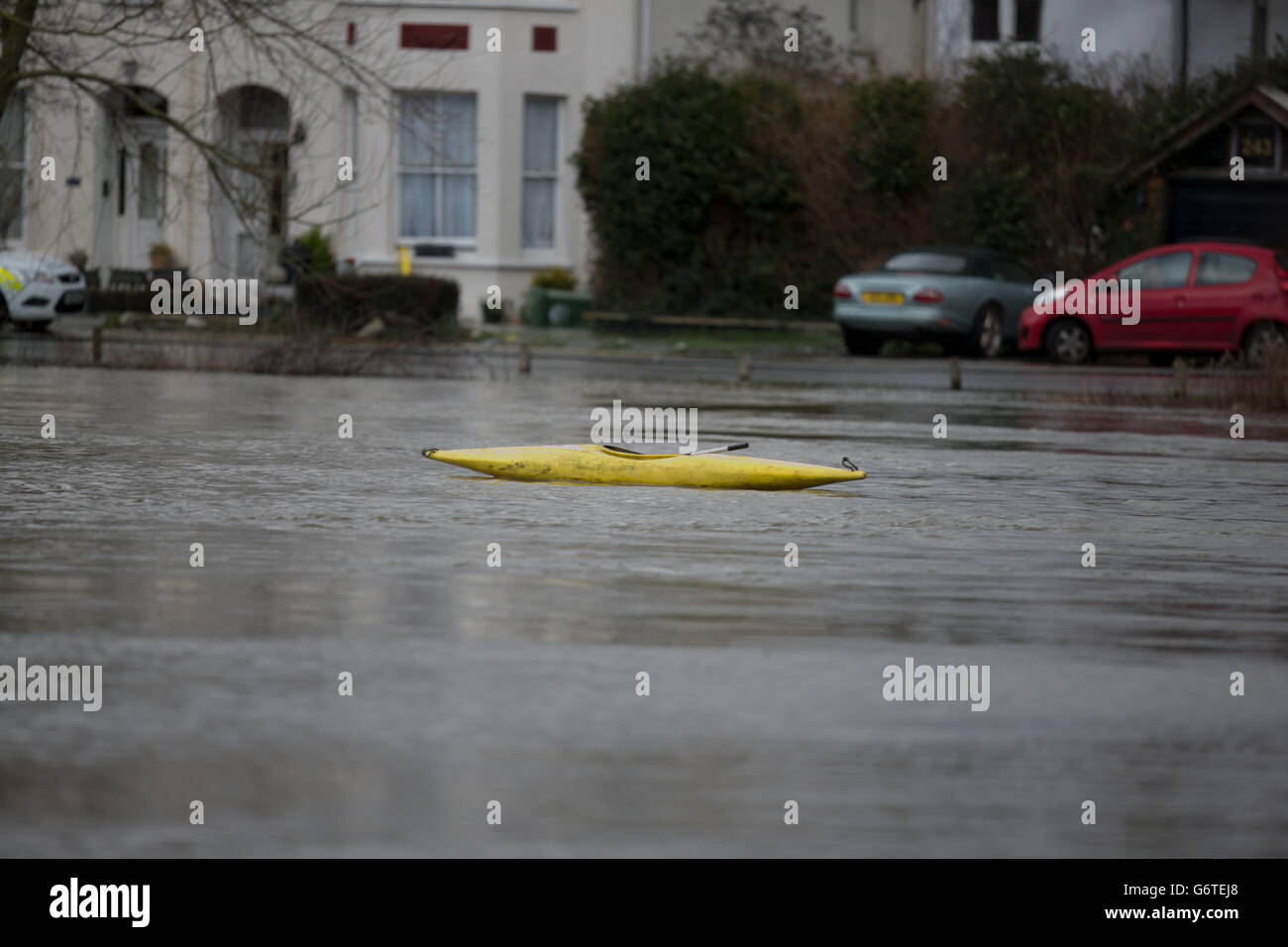 Tempo invernale 9 febbraio. Una canoa naviga lungo il Tamigi a Chertsey. Foto Stock