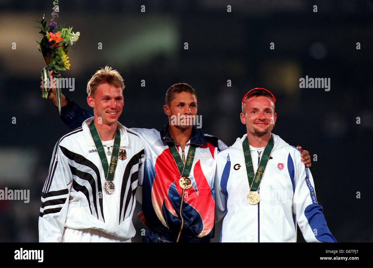 1 agosto 1996. Giochi Olimpici di Atlanta ... Atletica. Decathlon. DaN o'Brien, USA, prende l'oro, Frank Busemann, Germania, Argento e Tomas Dvorak, Repubblica Ceca, Bronzo Foto Stock