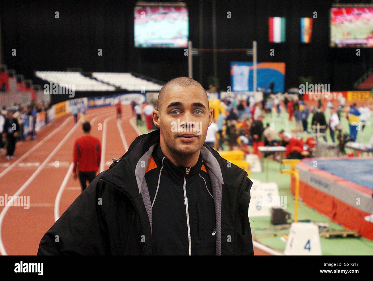 Jason Gardner, che domani prenderà parte ai 60 m del campionato mondiale di atletica indoor, guarda la pista di Budapest. Foto Stock
