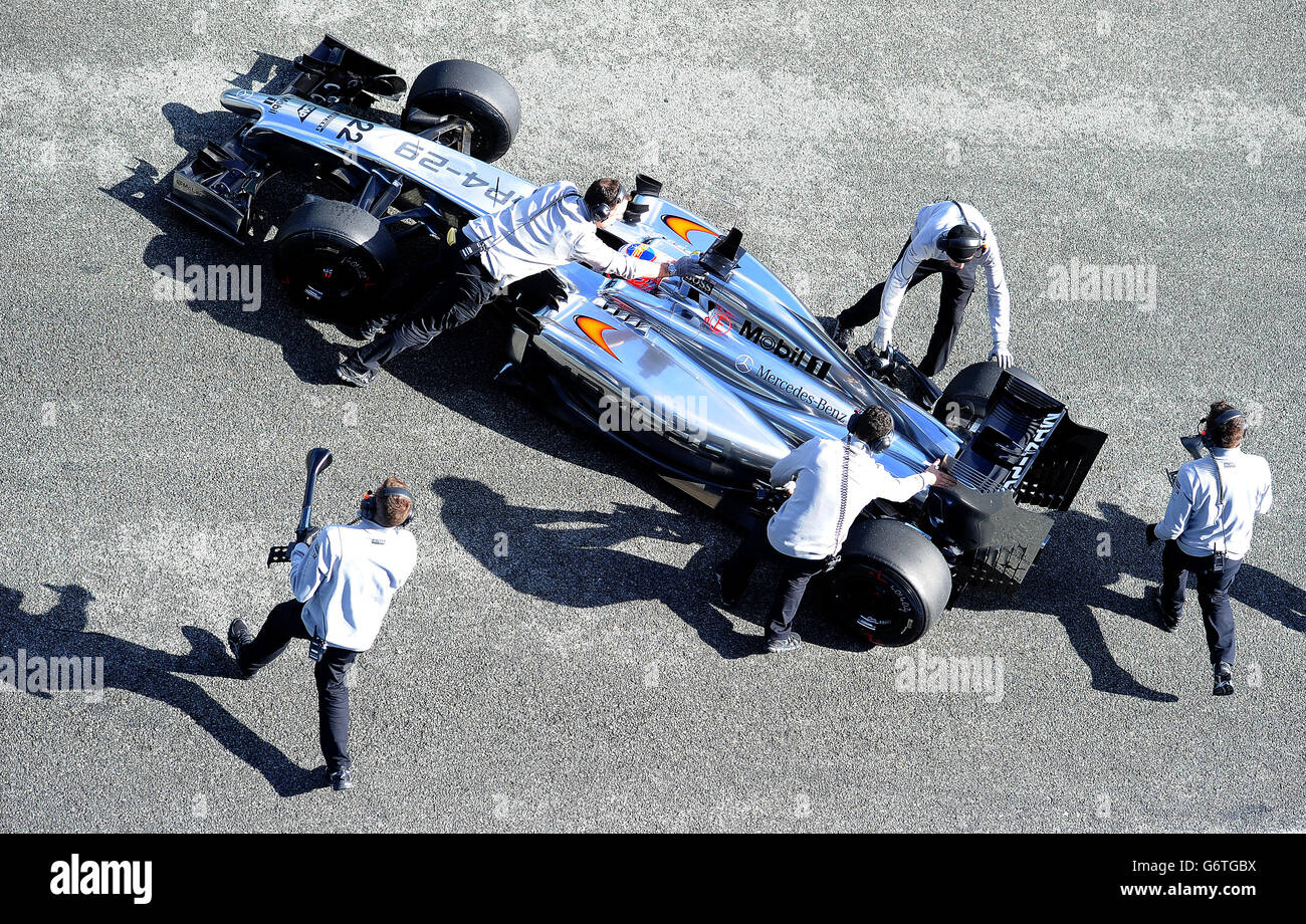 Formula uno - Test 2014 - Day due - circuito de Jerez. Il pilota della McLaren Jenson Button viene spinto nel garage del team, durante i test di Formula uno del 2014 al circuito di Jerez, Jerez, Spagna. Foto Stock