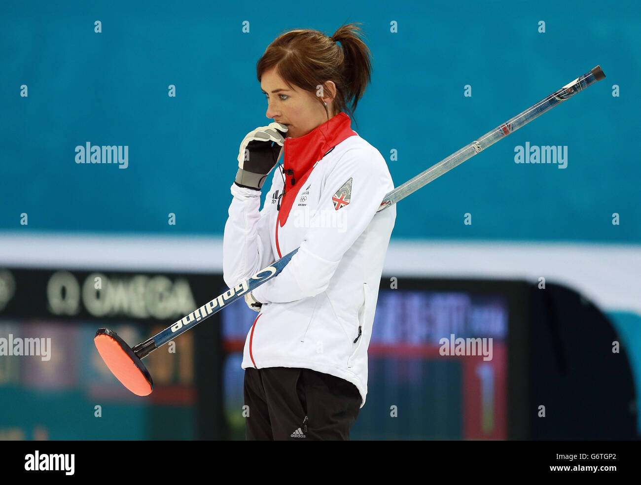 Gran Bretagna Eve Muirhead nella gara femminile di curling durante i Giochi Olimpici Sochi 2014 a Sochi, Russia. Foto Stock