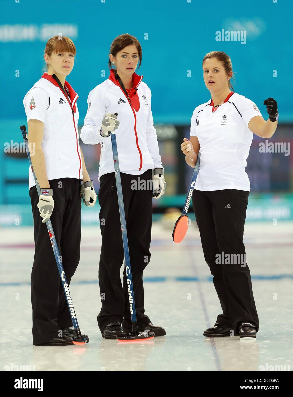 Gran Bretagna Eve Muirhead (centro) con Claire Hamilton (a sinistra) e Vicki Adams (a destra) nella gara femminile di curling durante i Giochi Olimpici Sochi 2014 a Sochi, Russia. Foto Stock