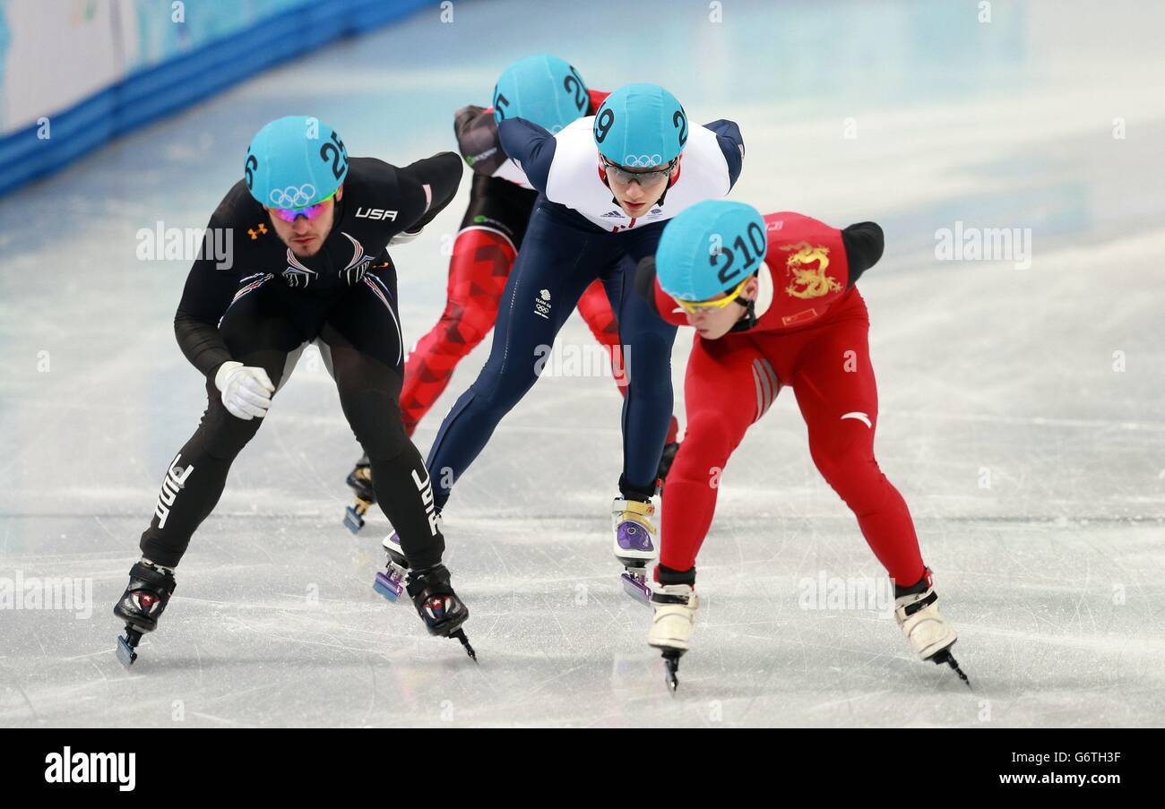 Il Jack Whelbourne (centro) della Gran Bretagna nel caldo da 1000 m degli uomini durante i Giochi Olimpici Sochi del 2014 a Sochi, Russia. Foto Stock