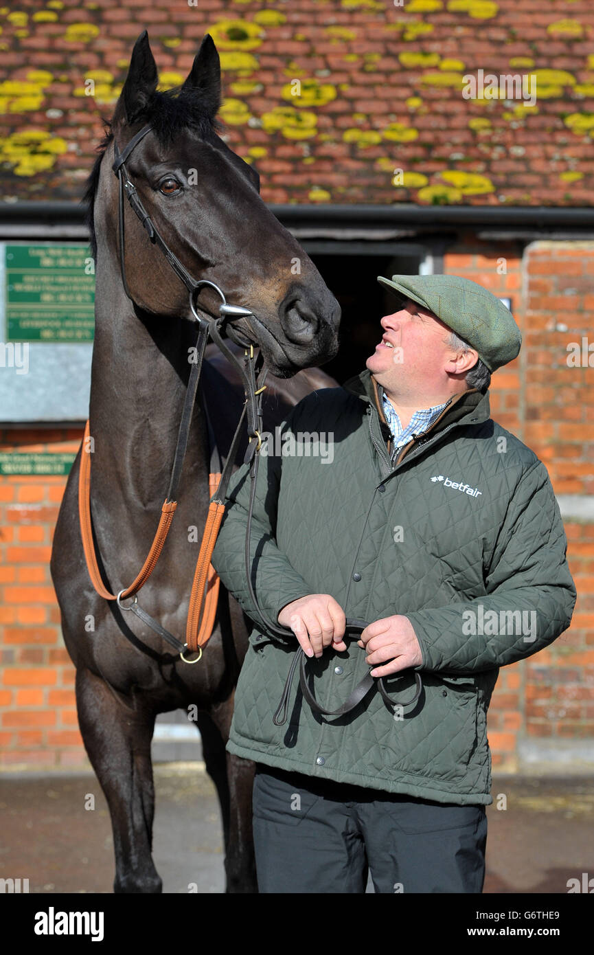 Horse Racing - Paul Nicholls Stable Visit - Manor Farm Stables. Allenatore Paul Nicholls con Big Buck's durante la visita stalla Manor Farm Stables, Ditcheat. Foto Stock