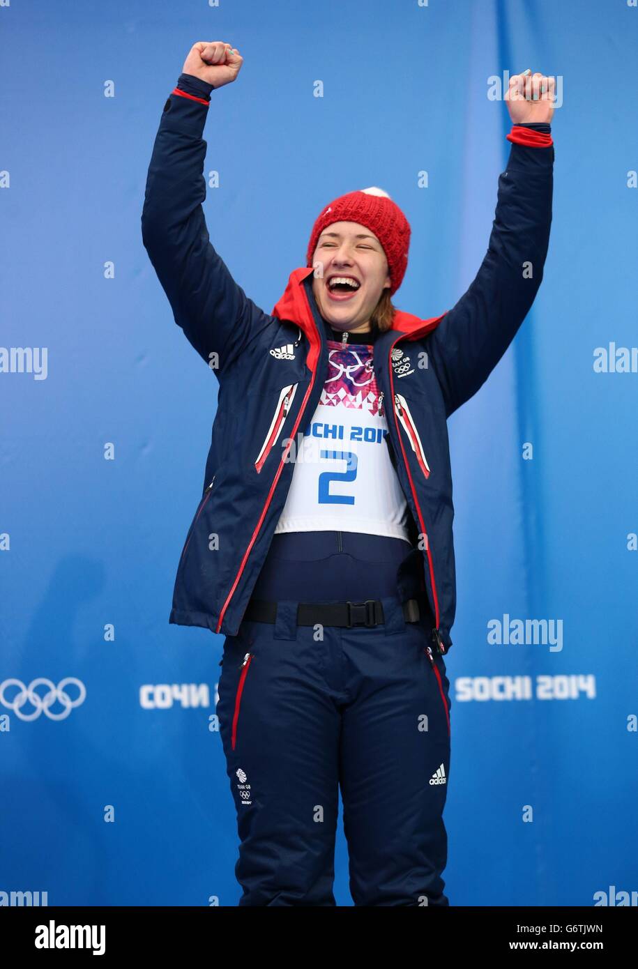 Il Gran Bretagna Lizzy Yarnold reagisce sul podio dei fiori dopo aver vinto una medaglia d'oro nella finale di scheletro femminile al Sanki Sliding Center durante i Giochi Olimpici Sochi del 2014 a Krasnaya Polyana, Russia. Foto Stock