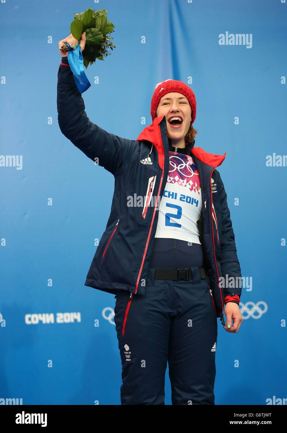 Il Gran Bretagna Lizzy Yarnold reagisce sul podio dei fiori dopo aver vinto una medaglia d'oro nella finale di scheletro femminile al Sanki Sliding Center durante i Giochi Olimpici Sochi del 2014 a Krasnaya Polyana, Russia. Foto Stock