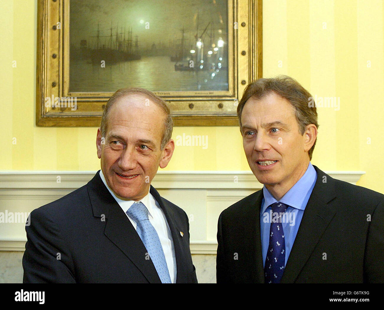 Il vice primo ministro israeliano Ehud Olmert, a sinistra, incontra il primo ministro britannico Tony Blair, al 10 di Downing St., a Londra. Foto Stock