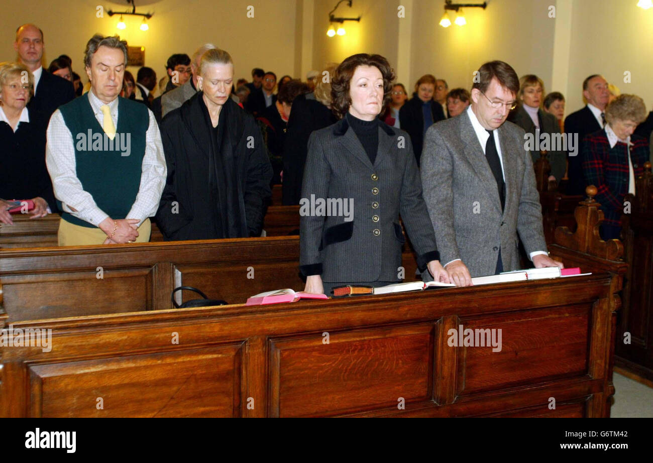 L'Ambasciatore britannico in Spagna, Stephen Wright e sua moglie Abbey (fronte) si uniscono alla Chiesa di San Giorgio nel Centro di Madrid, Spagna per un servizio speciale per onorare le persone uccise nell'attacco terroristico di giovedì in città. L'ambasciatore ha messo in guardia oggi la comunità espatriata di Madrid sulla minaccia che una potenziale presenza di al Qaida nel paese potrebbe causare loro e ha detto che, mentre il gruppo terroristico basco ETA era una minaccia generale per chiunque in Spagna, il pericolo degli estremisti islamici potrebbe essere più tale per gli stranieri. Foto Stock