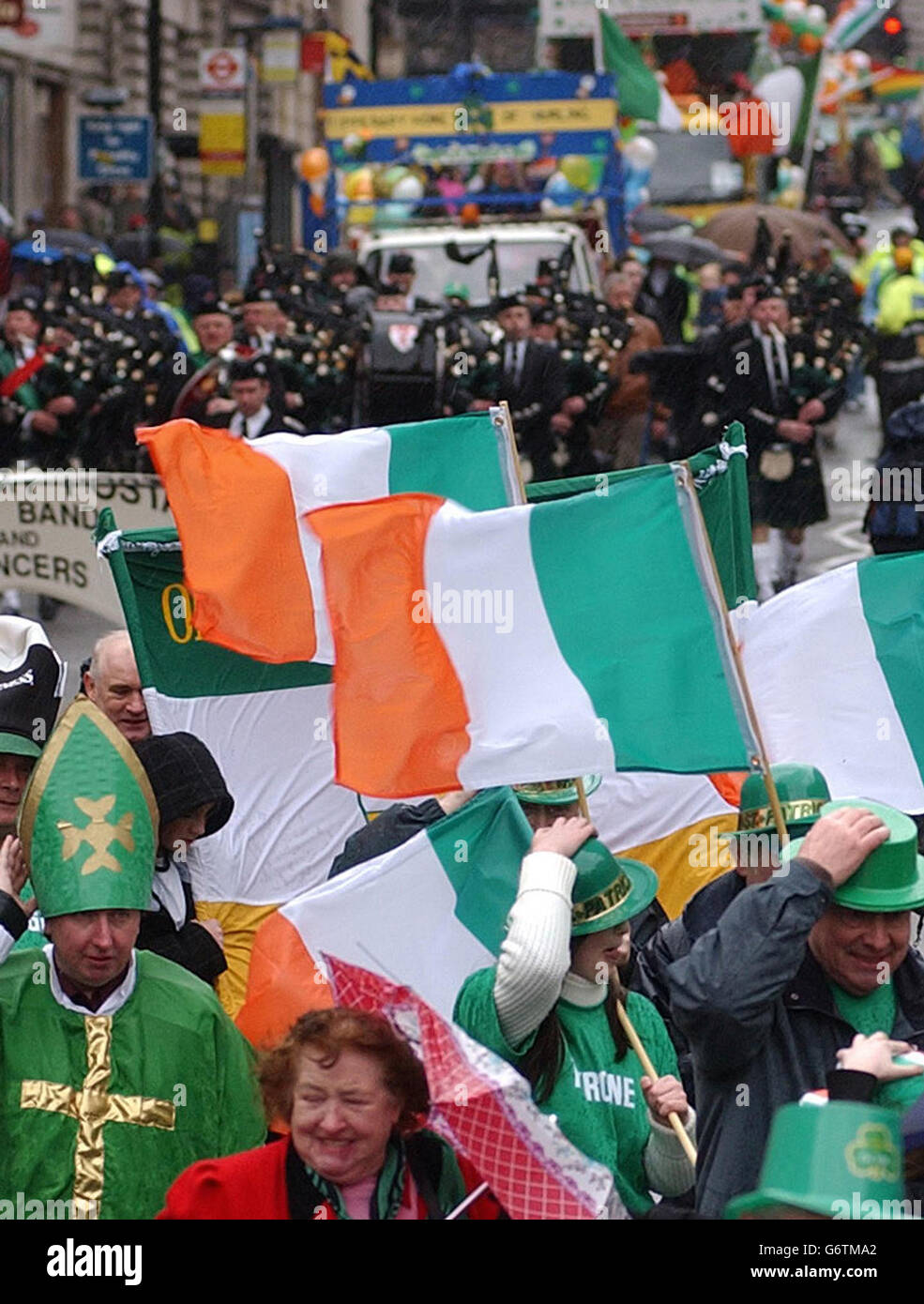 I festaioli prendono parte all'annuale St Patrick's Day Parade mentre si fa strada attraverso il centro di Londra. Foto Stock