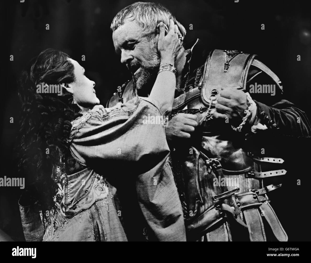 Judi Dench come Cleopatra e Anthony Hopkins come Mark Antony durante le prove per la produzione del Teatro Nazionale di Antony e Cleopatra di William Shakespeare, che si apre al Teatro Olivier sulla South Bank di Londra. Foto Stock