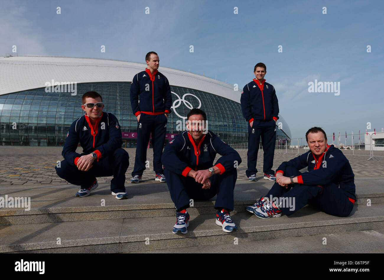 La squadra di curling maschile (da sinistra a destra) di Greg Drummond, Michael Goodfellow, David Murdoch, Scott Andrews e Tom Brewster posa per i media fuori dal Bolshoy Ice Dome dopo aver vinto Silver ieri, durante i Giochi Olimpici Sochi 2014 a Sochi, Russia. Foto Stock