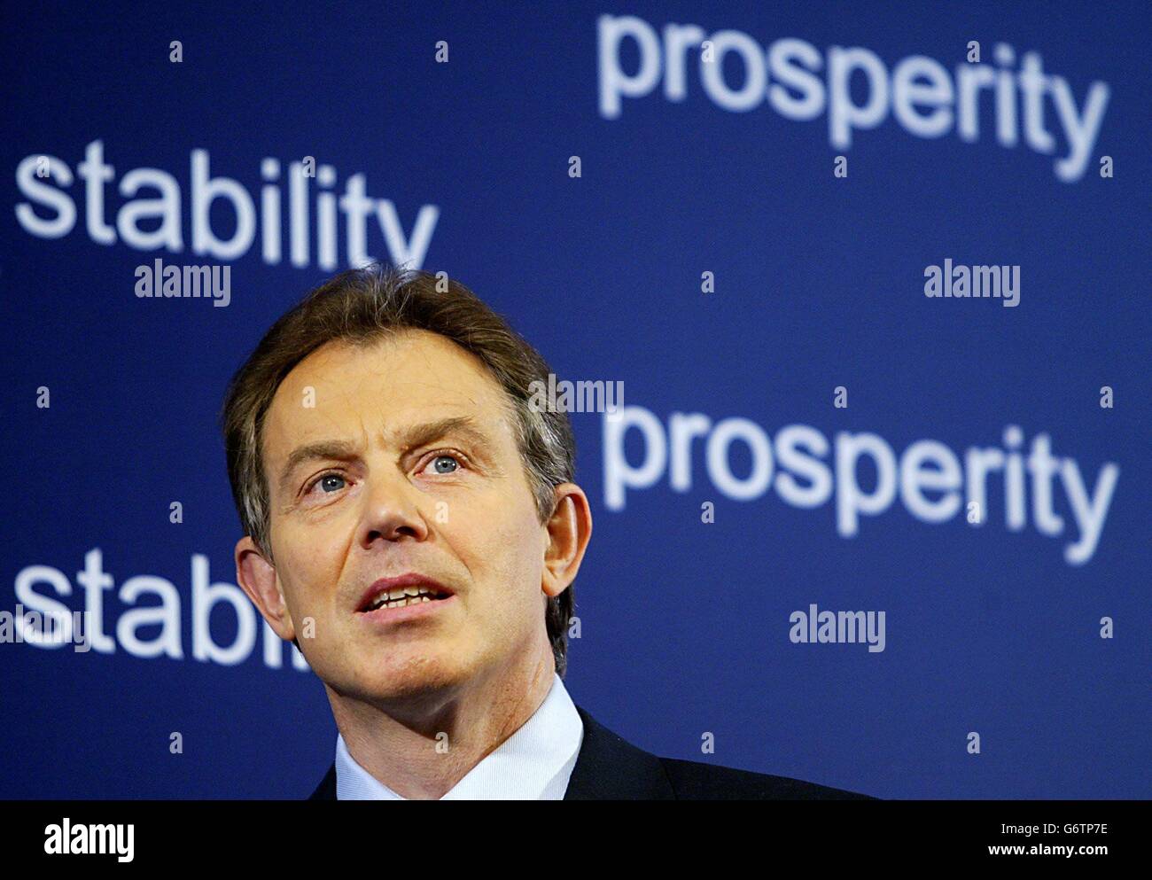 Il primo Ministro Tony Blair si rivolge ad un'udienza alla Goldman Sachs nel centro di Londra. Blair ha promesso un aumento significativo del sostegno del governo alla scienza e alla tecnologia per dare alla Gran Bretagna un vantaggio competitivo in un'economia mondiale sempre più globalizzata; E ha detto che un programma di 10 anni che sarà presentato questa estate garantirebbe una quota crescente del prodotto interno lordo (PIL) investito dal governo in scienza e innovazione. Foto Stock