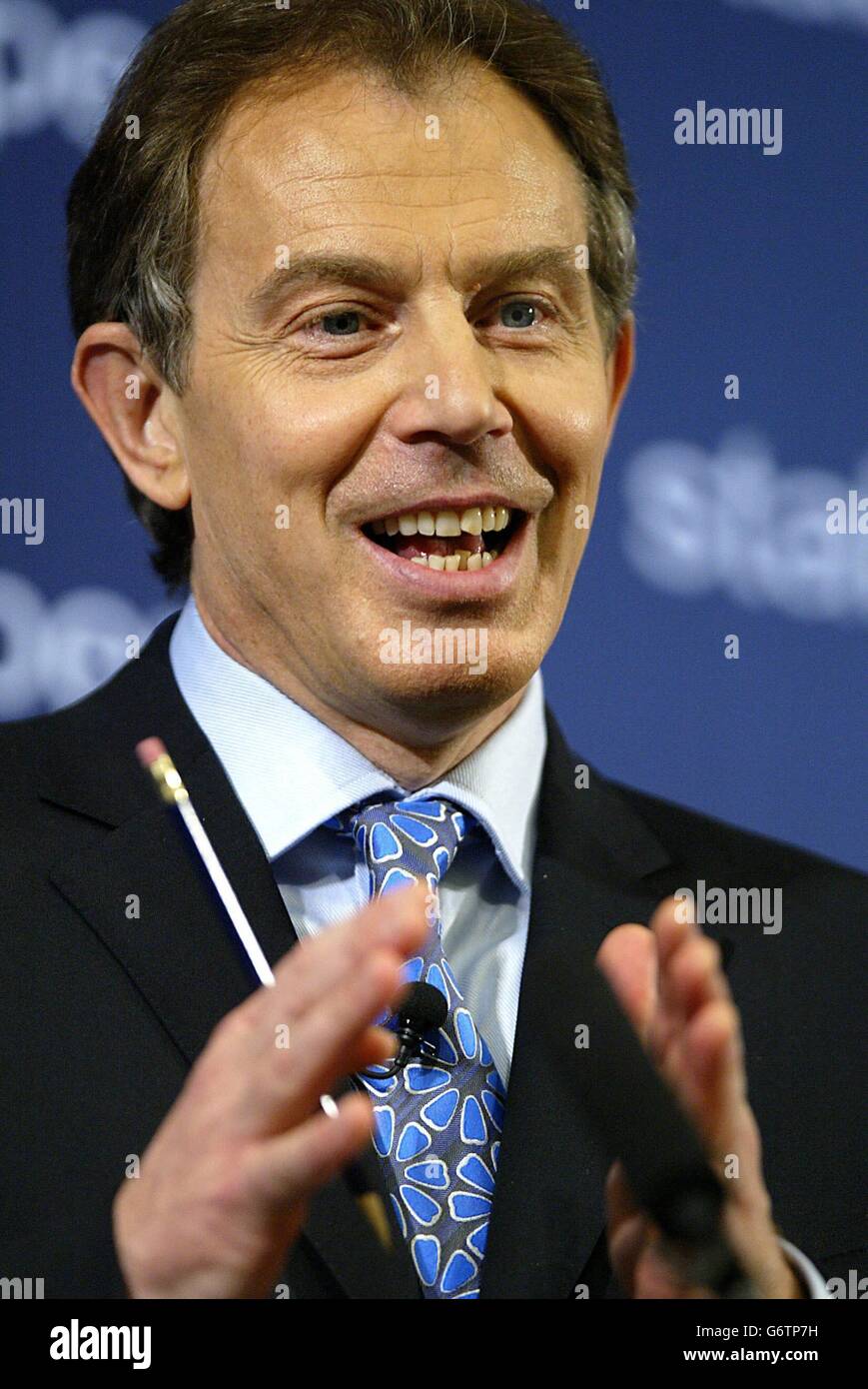 Il primo Ministro Tony Blair si rivolge ad un'udienza alla Goldman Sachs nel centro di Londra. Blair ha promesso un aumento significativo del sostegno del governo alla scienza e alla tecnologia per dare alla Gran Bretagna un vantaggio competitivo in un'economia mondiale sempre più globalizzata; E ha detto che un programma di 10 anni che sarà presentato questa estate garantirebbe una quota crescente del prodotto interno lordo (PIL) investito dal governo in scienza e innovazione. Foto Stock