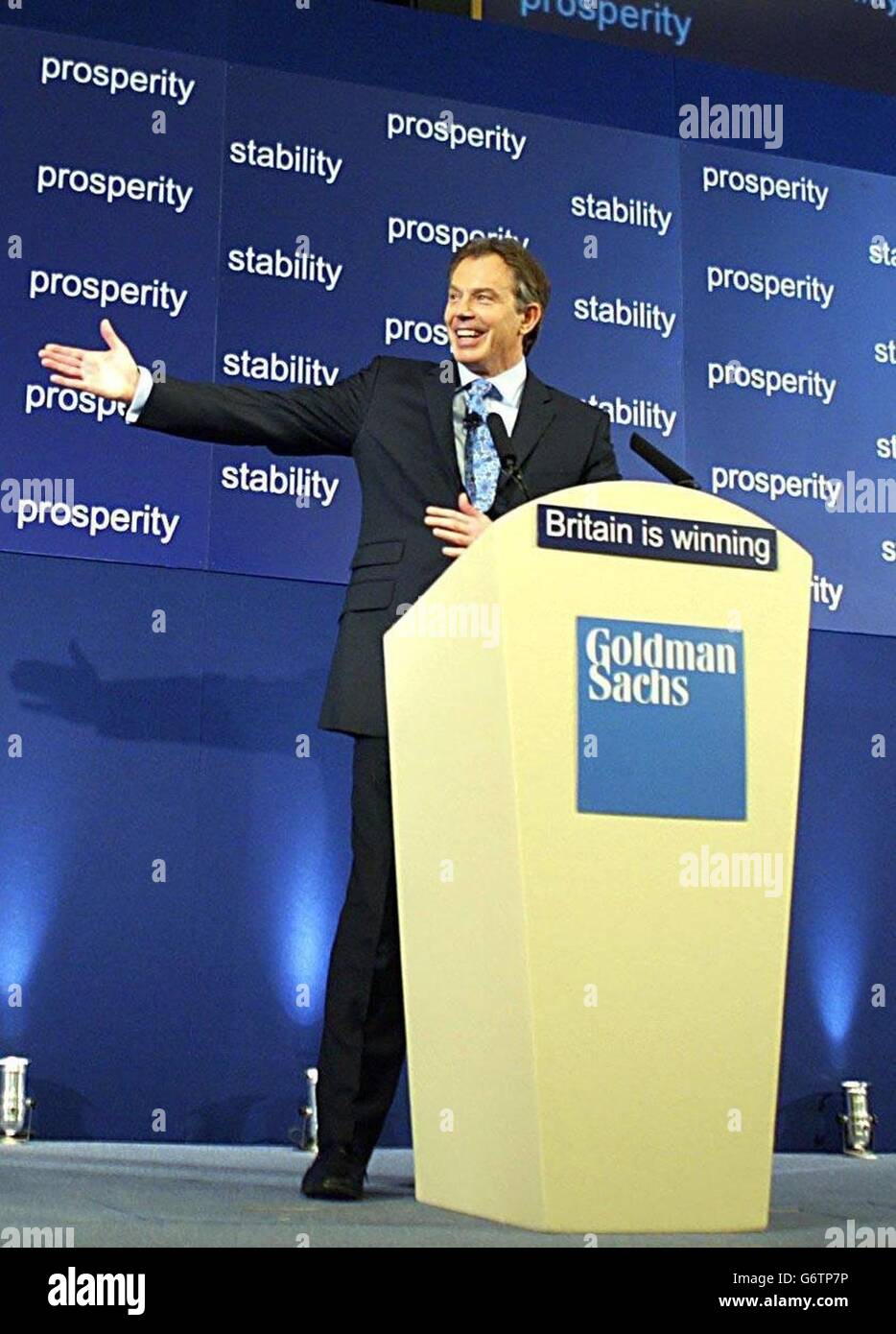Il primo Ministro Tony Blair si rivolge ad un'udienza alla Goldman Sachs nel centro di Londra. Blair ha promesso un aumento significativo del sostegno del governo alla scienza e alla tecnologia per dare alla Gran Bretagna un vantaggio competitivo in un'economia mondiale sempre più globalizzata; E ha detto che un programma di 10 anni che sarà presentato questa estate garantirebbe una quota crescente del prodotto interno lordo (PIL) investito dal governo in scienza e innovazione. Foto Stock