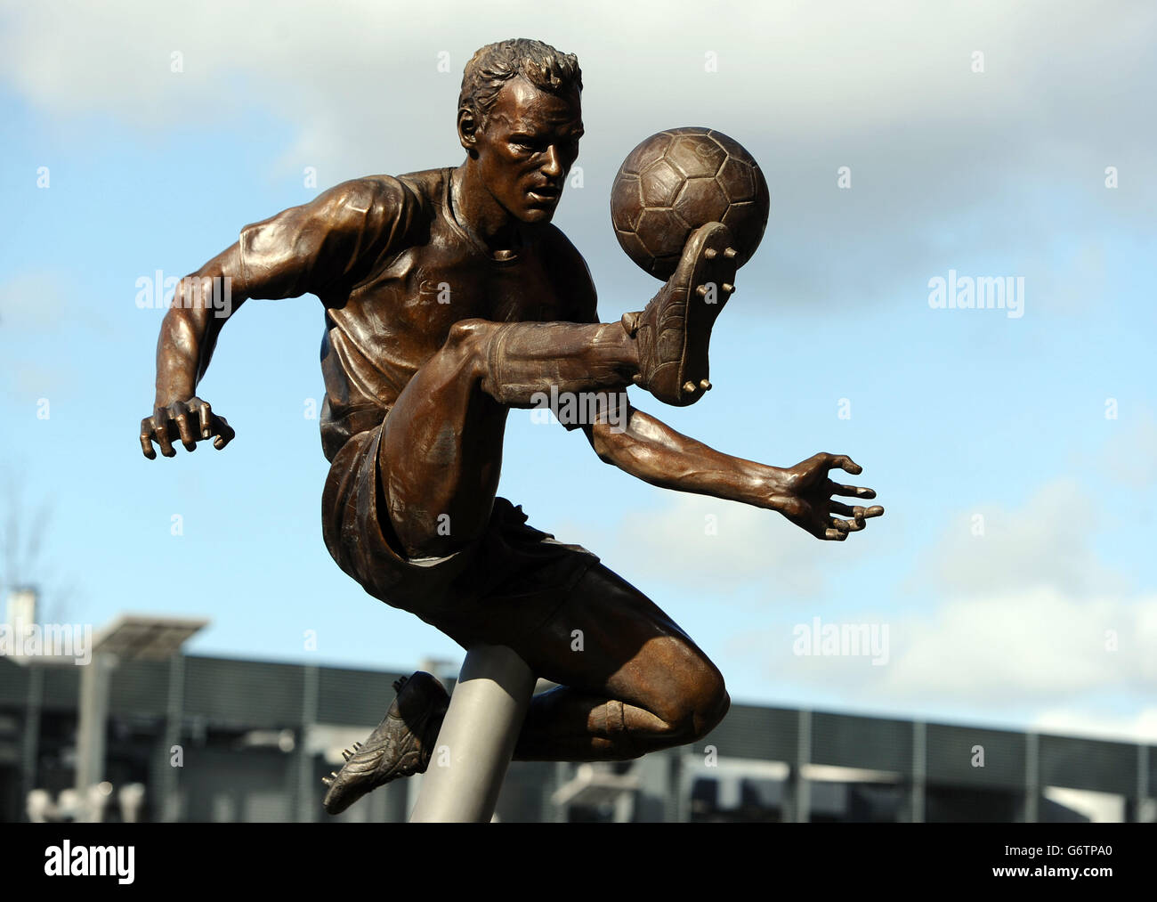 Una statua di Dennis Bergkamp dopo essere stata svelata prima della partita della Barclays Premier League all'Emirates Stadium di Londra. PREMERE ASSOCIAZIONE foto. Data foto: Sabato 22 febbraio 2014. Dennis Bergkamp ha reso un tributo emotivo ai suoi ex compagni di squadra e alla sua famiglia Arsenal in quanto è stato immortalato con una statua di bronzo al di fuori dell'Emirates Stadium - e spera un giorno di tornare al club. Vedi la storia della Pennsylvania SOCCER Arsenal. Il credito fotografico dovrebbe essere: Adam Davy/PA filo. RESTRIZIONI: Solo per uso editoriale. Massimo 45 immagini durante un confronto. Nessuna emulazione video o promozione come 'live'. Nessun utilizzo nei giochi, Foto Stock