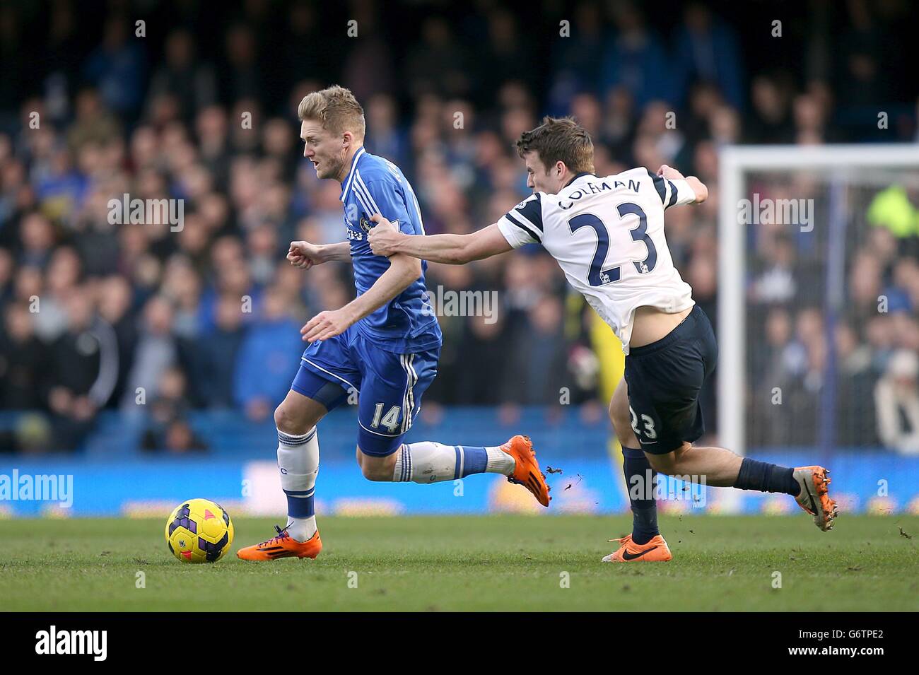 Calcio - Barclays Premier League - Chelsea v Everton - Stamford Bridge. Seamus Coleman di Everton e Andre Schurrle di Chelsea (a sinistra) lottano per la palla Foto Stock