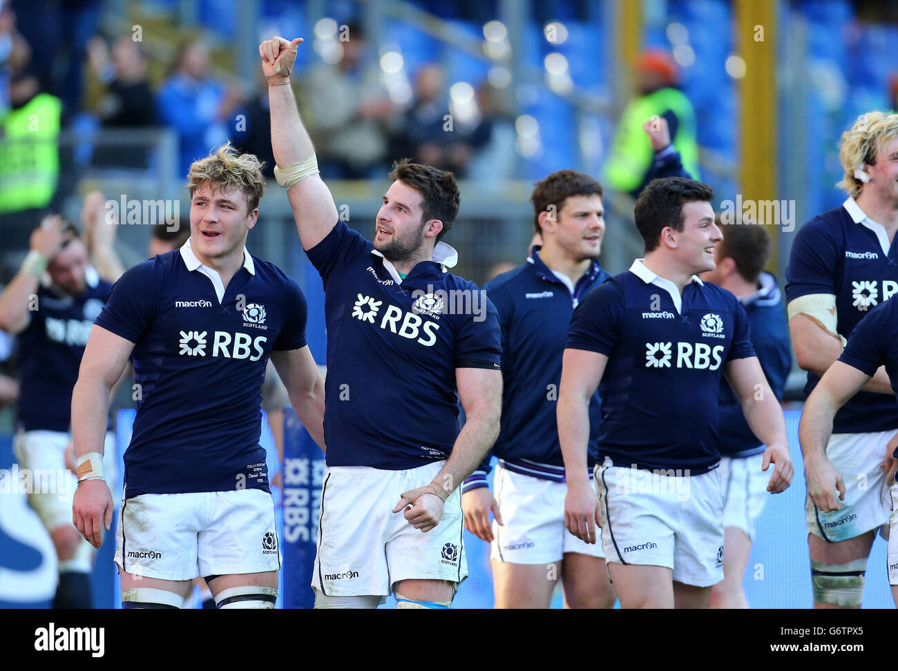 I giocatori scozzesi festeggiano la vittoria durante la partita RBS 6 Nations allo Stadio Olimpico di Roma. Foto Stock