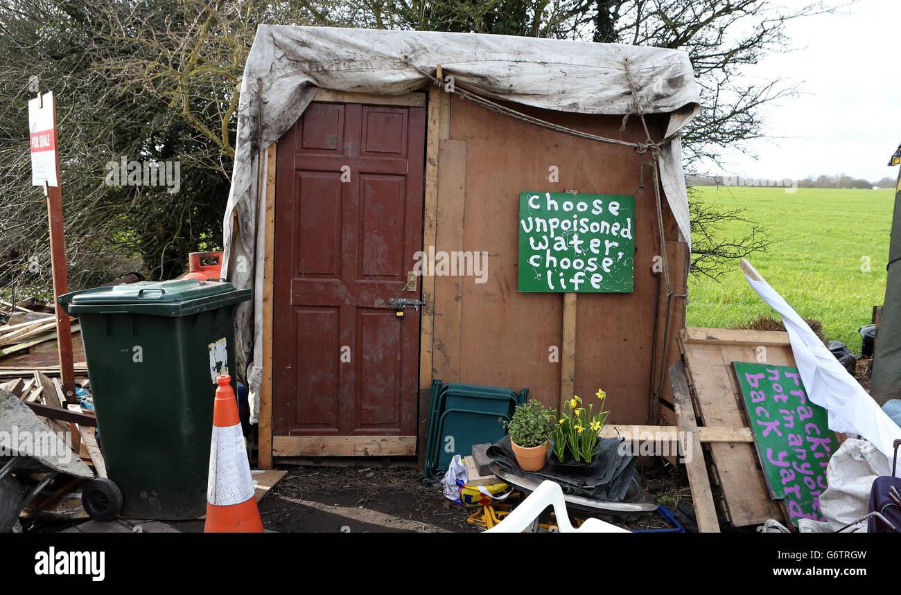 Cartelli in una strada privata a Barton Moss, Greater Manchester, dove i manifestanti anti anti anti-fracking hanno istituito il campo. Foto Stock
