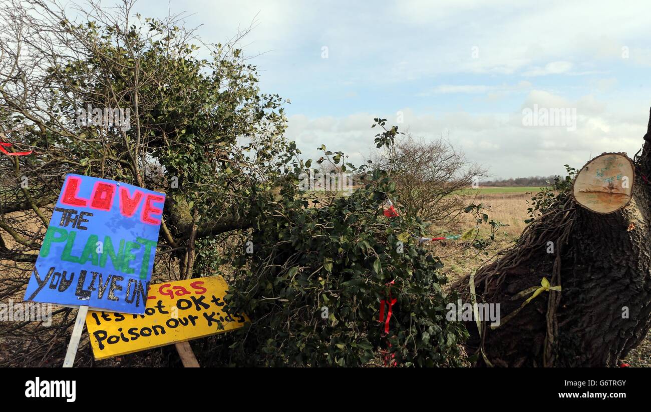 Cartelli in una strada privata a Barton Moss, Greater Manchester, dove i manifestanti anti anti anti-fracking hanno istituito il campo. Foto Stock