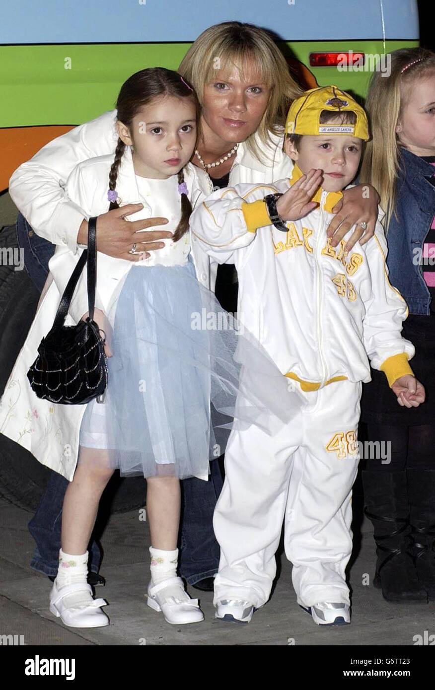 Louise Adams con sua figlia Liberty e nipote, Brooklyn Beckham arriva per la prima britannica di Scooby Doo 2 : Monsters Unleashed al Vue Cinema di Islington, a nord di Londra. Foto Stock